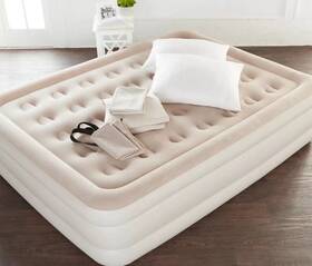 Concierge 850029579892 Guestroom Essentials 18 Inch H Air Mattress Kit - Queen With Sheets Pillows